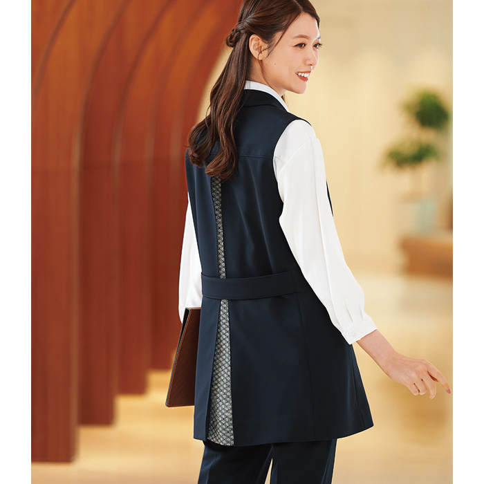 ”和こころ”おもてなしロングベスト　和服のようなデザイン モデル