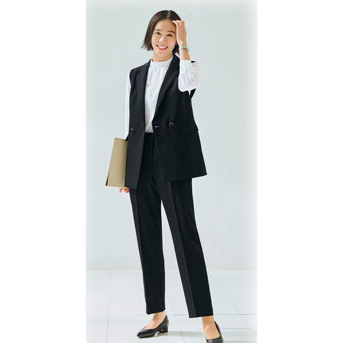 テーパードパンツ　ブラック　女性用　事務の新定番ウェア　2WAYストレッチ　フェムテック　受付制服　事務制服　モデル