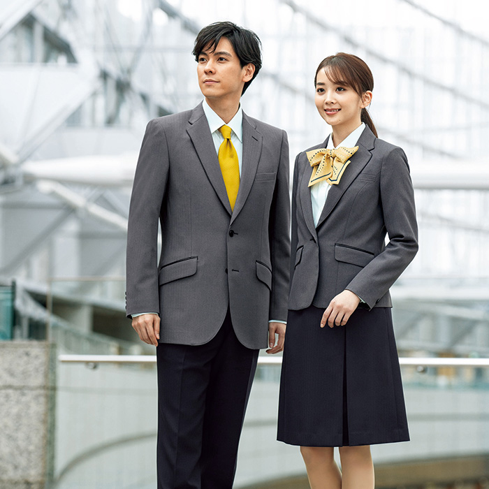 飲食店・サービス制服 　高級接客メンズスーツジャケット(グレー)　男女で揃えて使える　モデル着用例