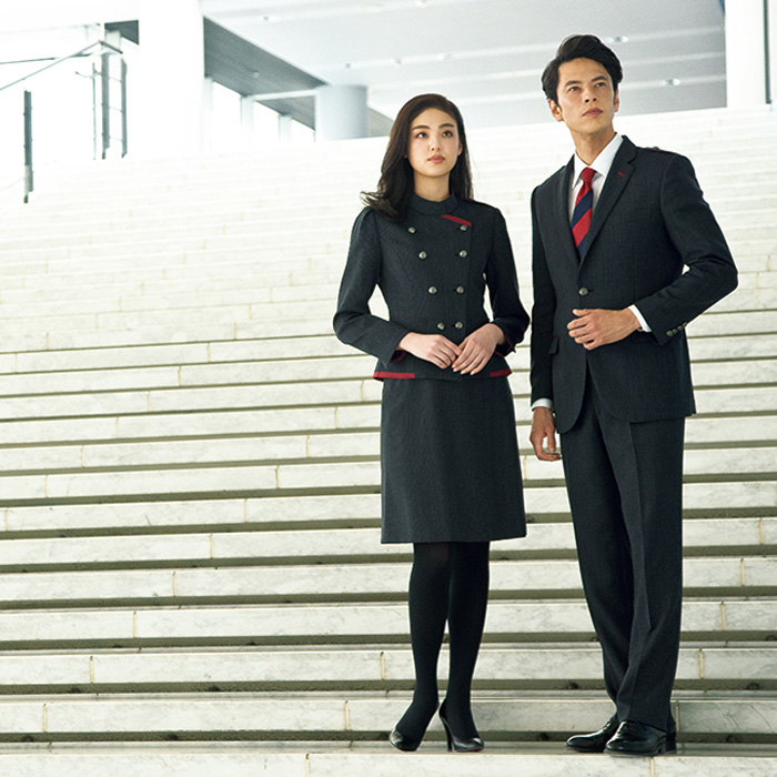飲食店・サービス制服 　高級接客メンズスーツジャケット(ブラックストライプ)　男女で揃えて使える　モデル着用例