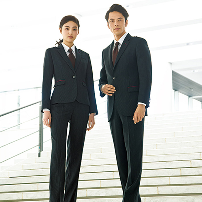 飲食店・サービス制服 　高級接客メンズスーツジャケット(ブラックストライプ)　男女で揃えて使える　モデル着用例