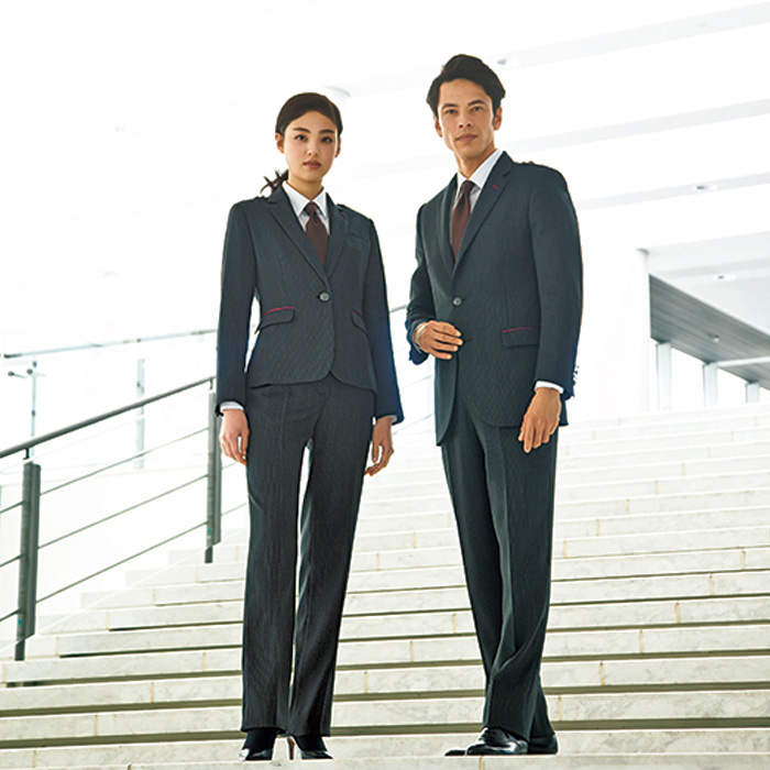 飲食店・サービス制服 　高級接客レディースパンツ(ストライプブラック)　モデル着用例