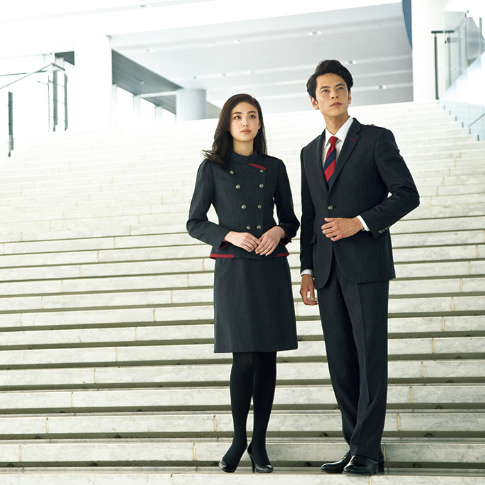 飲食店・サービス制服 　高級接客レディーススタンドカラージャケット(ブラックストライプ)　男女で揃えて使える　モデル着用例