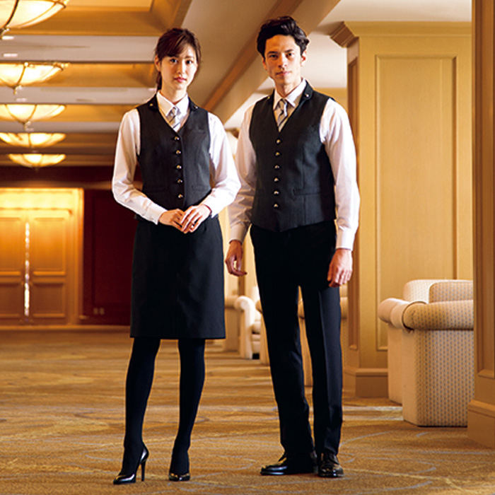 飲食店・サービス制服 　高級接客メンズベスト(2色)　男女で揃えて使える　モデル着用例